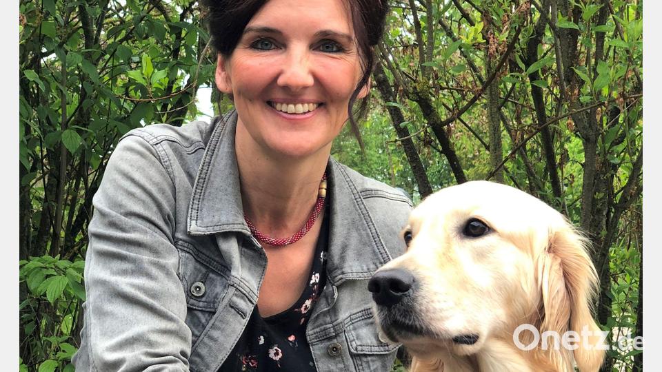 Therapie-Begleit-Hündin Amy und Erzieherin Bettina Fehlner-Scherer. Bild: Mariella Kramer/exb