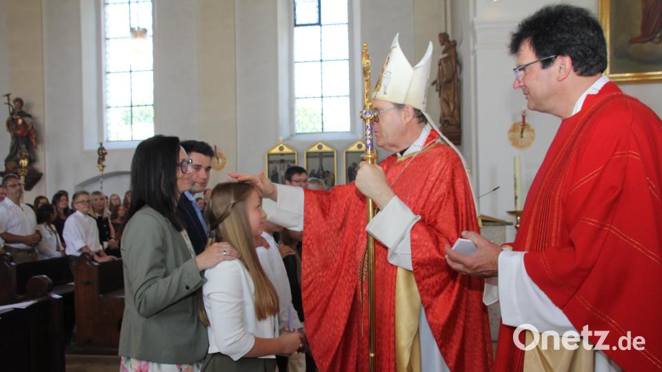 Bei der Firmung legte Weihbischof Josef Graf den Firmlingen als Zeichen des Schutzes die Hand auf den Kopf, zeichnete ihnen mit dem heiligen Chrisam ein Kreuz auf die Stirn und sagte zu ihnen: “Sei besiegelt durch die Gabe Gottes im Heiligen Geist“. Bild: frd