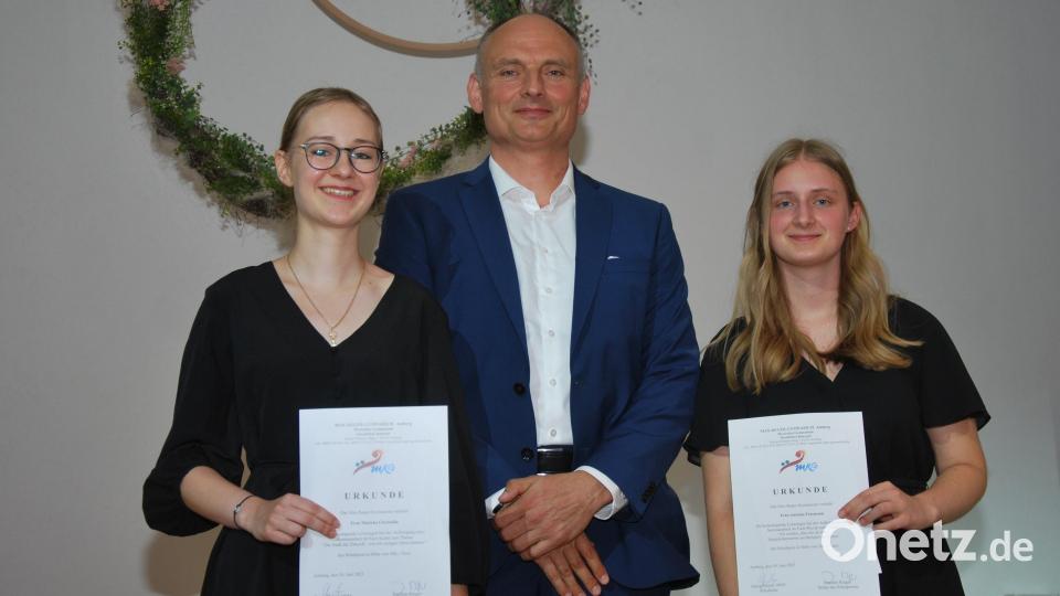 Joachim Ringer ehrt Antonia Tessmann (rechts) und Marieke Christalla (links) mit dem Schulpreis. Bild: gsp