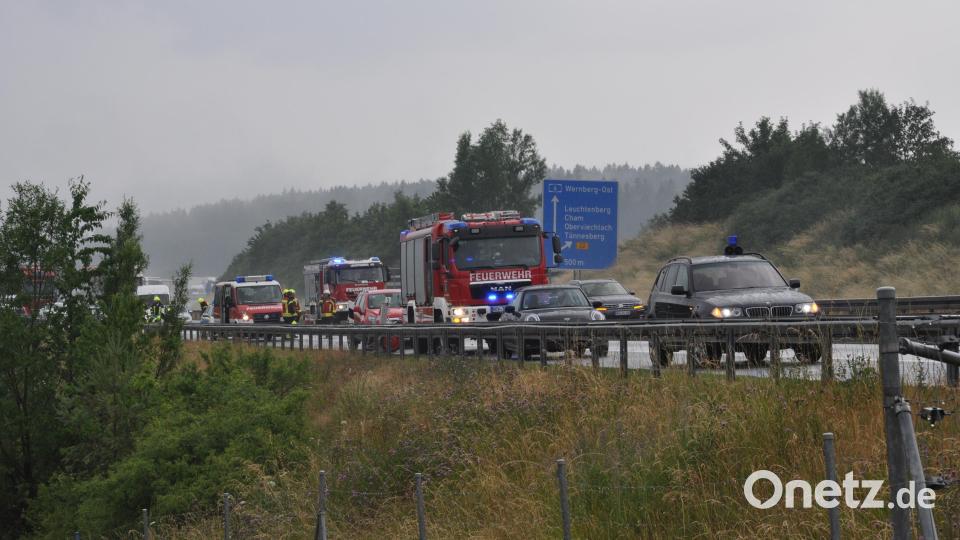 Bei diesem Unfall hinter der Ausfahrt Leuchtenberg an der A 6 geriet ein neuer BMW beim Überholen ins Schleudern, krachte in die rechte und anschließend in die Mittelleitplanke. Der Fahrer wurde dabei leicht verletzt. Den Schaden bezifferten die Polizeibeamten auf 40.000 Euro. Bild: dob