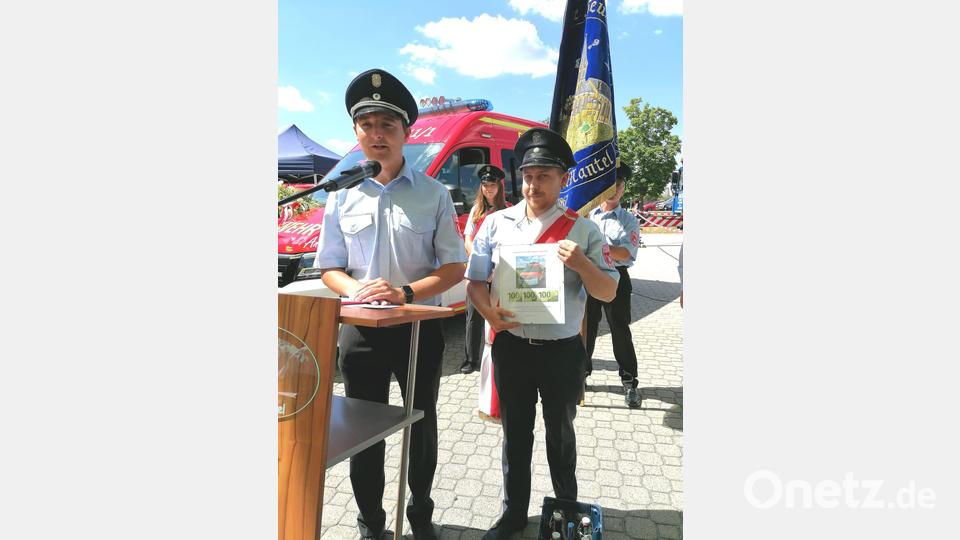 Thomas Lindner (rechts,) Sohn des verstorbenen Andreas König, überreicht eine Spende von 300 Euro. Bild: sei