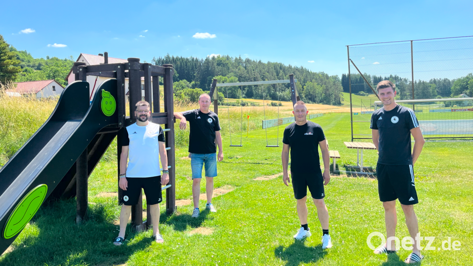 Über die Erfolgsserie des SCE beim Regionalbudget der Frankenpfalz freuen sich (von links) Schriftführer Marko Hieltel, Zweiter Vorsitzender Herbert Herbst, Vorsitzender Stefan Pirner und Kassier Jürgen Leißner. Bild: SC Eschenfelden/exb