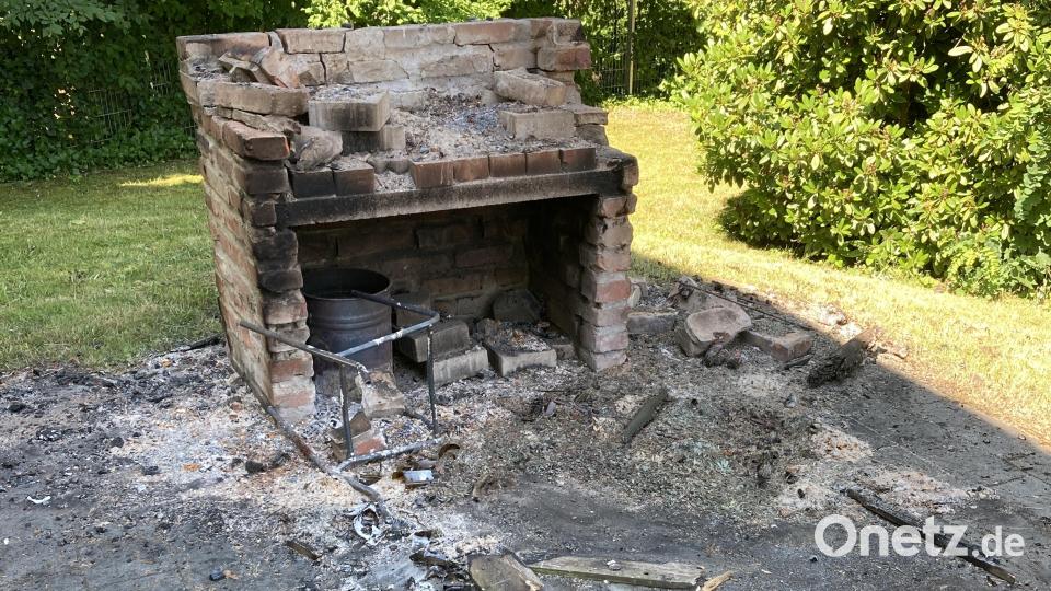Der zerstörte Grill nach dem Lagerfeuer. Bild: PI Neustadt/WN