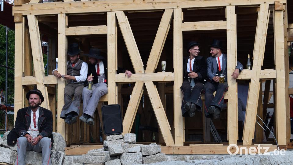 Aktuell arbeiten rund 15 Handwerker und Wandergesellen am Naturdorf mit. Bild: szl
