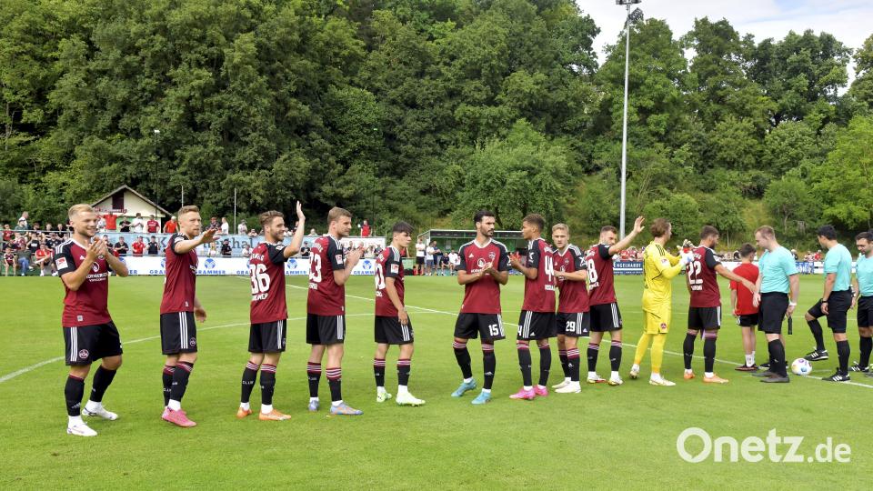 Johannes Geis (links) und seine Teamkollegen grüßen die Club-Fans vor dem Spiel gegen FK Pardubice in Ammerthal. Bild: zg