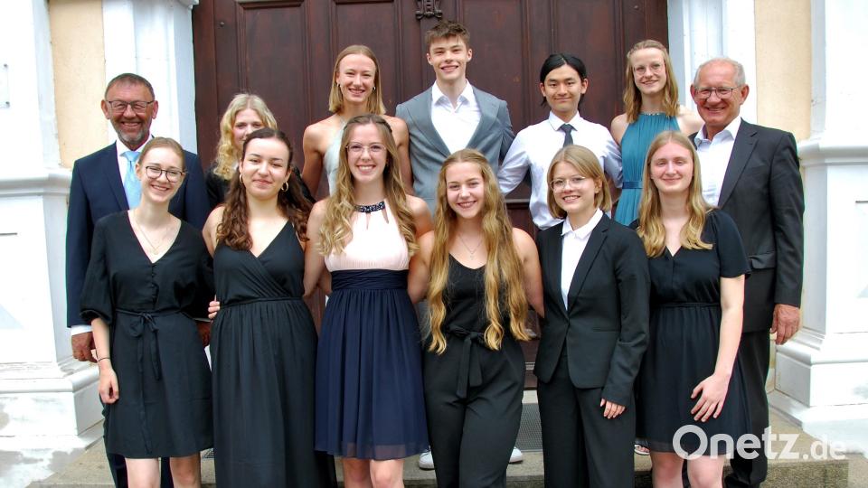 Die elf Einser-Abiturienten des Max-Reger-Gymnasiums (vorne, von rechts): Antonia Tessmann (1,0), Paula Keppler (1,1), Nina Ringer (1,1), Nina Plank (1,3), Regina Simon (1,4), Marieke Christalla (1,4) sowie (hinten, von rechts) Oberstufenkoordinator Albert Kiener, Emily Lorenz (1,5), Ye Chuxuan (1,2), Jan Tischner (1,5), Jule Braun (1.5), Ann-Kathrin Haller (1,5) und Schulleiter Georg Meyer. Bild: gsp