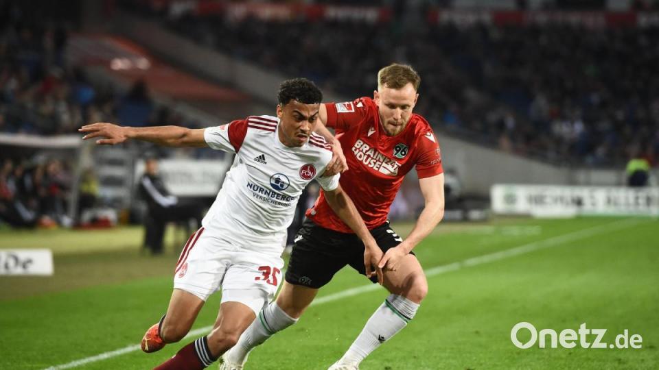 Nathaniel Brown (links/Szene aus dem Spiel gegen Hannover) kam beim Sieg des Clubs in Ammertahl in der zweiten Hälfte zum Einsatz. Archivbild: Gregor Fischer/dpa
