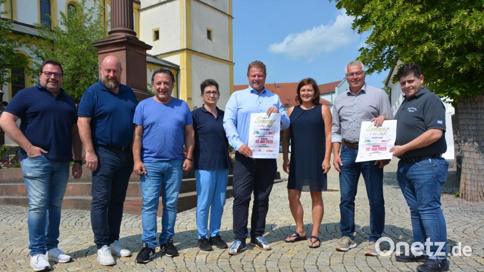 Die Veranstalter freuen sich jetzt auf Samstag, 22. Juli, wenn es „Sommer in der Stadt“ am Unteren Marktplatz in Mitterteich heißt. Mit dabei sind (von links) Helmut Weiß, Holger Paschedag, Vincenco Costanzo, Mehtap Efe, Bürgermeister Stefan Grillmeier, Martina Rüth, Bernhard Waidhas sowie Anthimos Kotsekoglou. Bild: jr