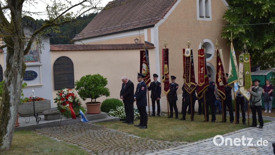 Zum ehrenden Gedenken an die verstorbenen Feuerwehrmitglieder legten Bürgermeister Johann Wilhelm und Vorstand Johann Wilhelm einen Kranz nieder. Bild: bnr