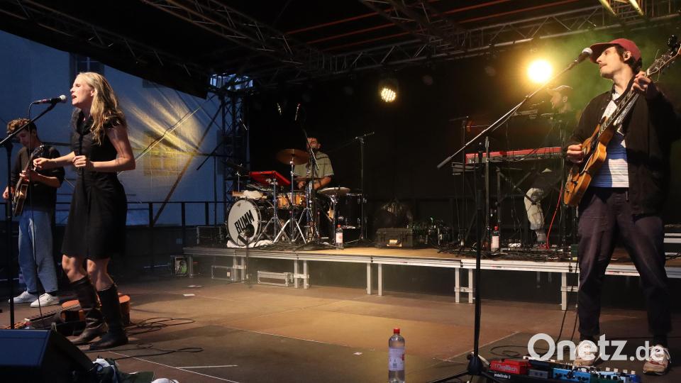 Dota mit ihrer Band: Ein Konzert, das mehr Gäste verdient hätte. Bild: mfh