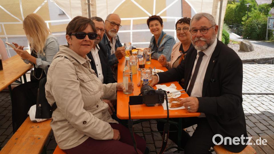 Auch die Freunde aus der französischen Partnerstadt Neufmanil genossen das Bürgerfest. Rechts der Bürgermeister Dominique Wafflard Bild: wel