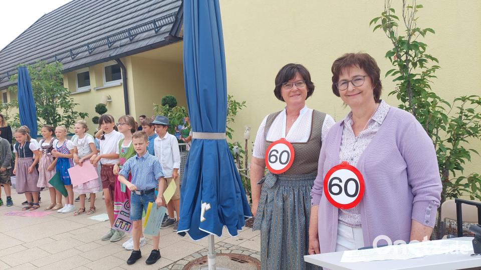 Die beiden Schulleiterinnen veranschaulichen, um welchen Geburtstag es hier gerade geht. Bild: jua