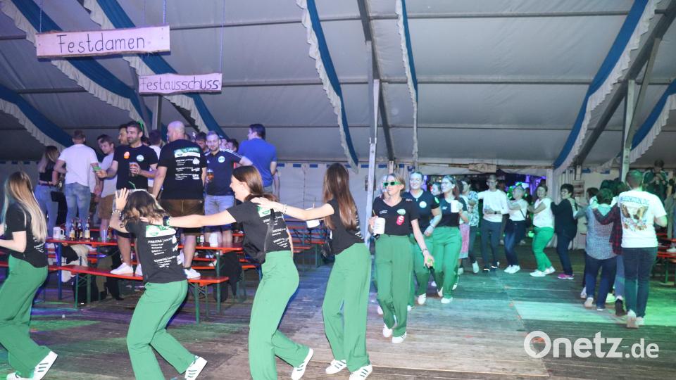 Der Zug der Festdamen und Festbesucher durchs Festzelt hatte keine Bremsen und so ging die Party bis in die frühen Morgenstunden. Bild: flt