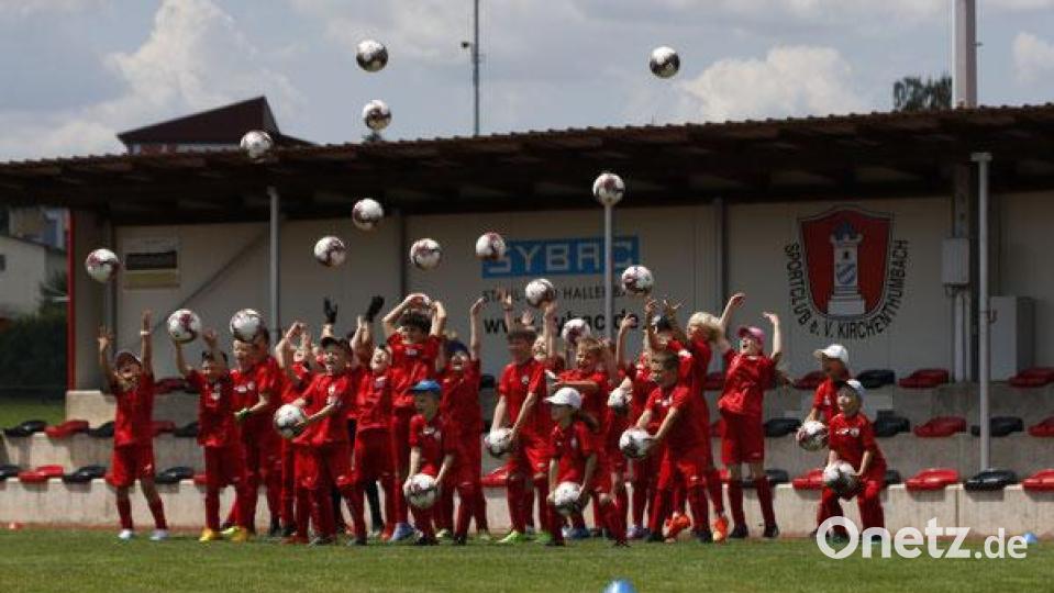 Sichtlich viel Spaß haben die Kids bei der Hans-Dorfner-Fußballschule. Bild: msk