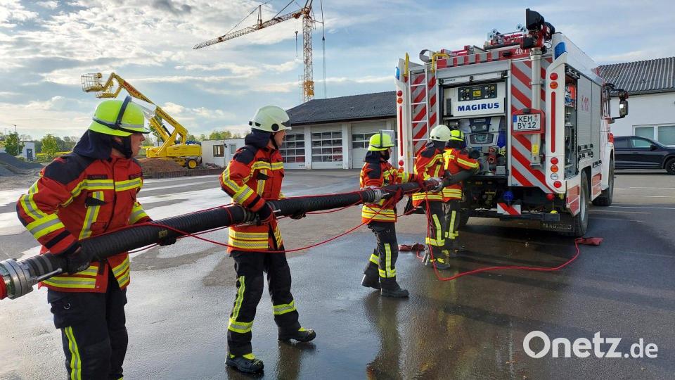 Zehn Aktive der Feuerwehr Kemnath legen in zwei Gruppen die Leistungsprüfung „Die Gruppe im Löscheinsatz“ mit Bravour ab. Nach der Einsatzübung, einem Löschangriff zur Brandbekämpfung eines Nebengebäudes mit drei Strahlrohren, wurde eine Saugleitung gekuppelt, um etwa Löschwasser aus einem offenen Gewässer entnehmen zu können. Bild: mde