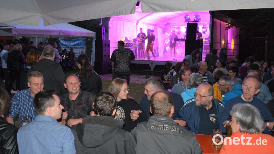 Die Stimmung bei „Rock in Staaz“ war ausgezeichnet. Dafür sorgte die Band „Geile Zeit“. Bild: jr