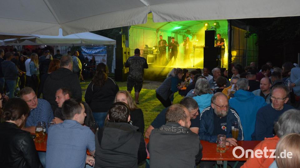 Die Stimmung bei „Rock in Staaz“ war ausgezeichnet. Dafür sorgte die Band „Geile Zeit“. Bild: jr