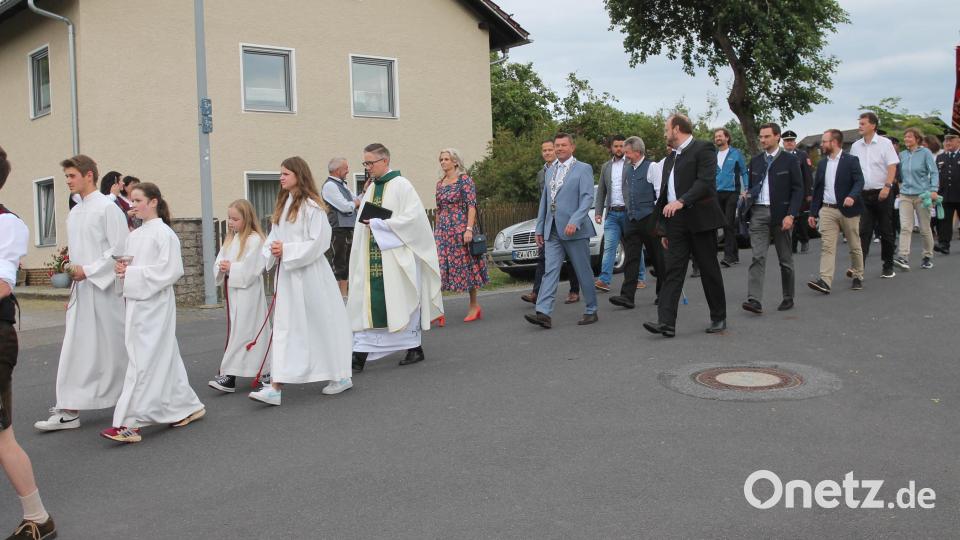 Kirchenzug mit den Ehrengästen. Bild: pi