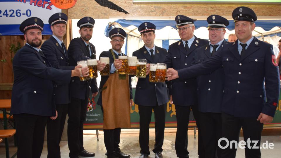 Mit einem kräftigen Prosit stießen die Führungskräfte des Jubelvereins und des Patenvereins auf das gute Gelingendes 125jährigen Gründungsfesres an. Bild: bnr