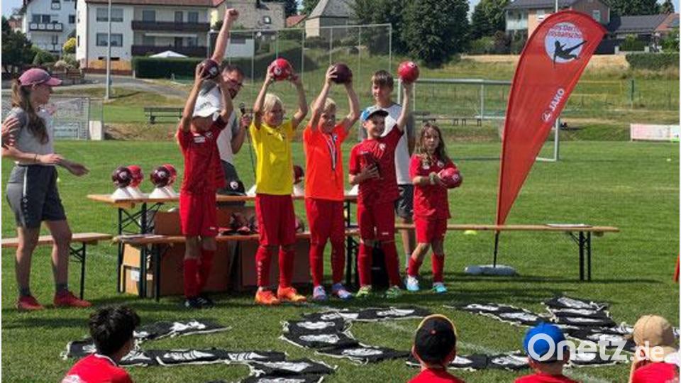 Zum Schluss gibt es für alle Urkunden und Auszeichnungen. Hier sind die Kids bei der Siegerehrung zu sehen. Bild: msk