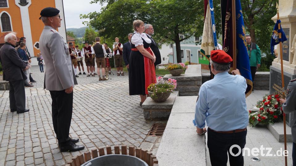Bürgermeisterin Anita Forster und der Bürgermeister von Neufmanil, Dominique Wafflard, legten auf dem Kriegerdenkmal einen Kranz nieder. Die dahinter aufgehängten Fahnen von Deutschland und Frankreich demonstrierten die Verbundenheit Bild: wel