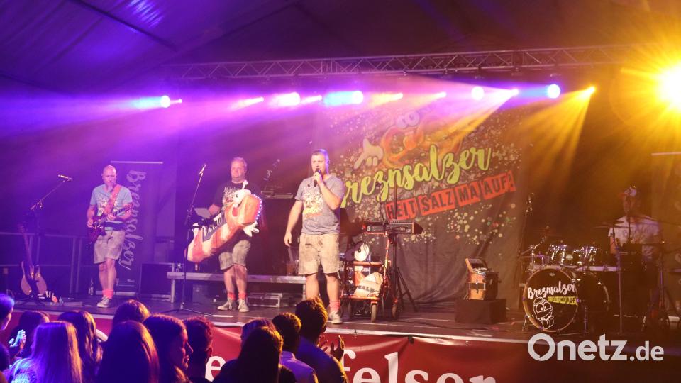 Beim Bobfahrerlied waren die Festdamen vor der Bühne und sorgten für hervorragende Stimmung im Zelt. Bild: flt