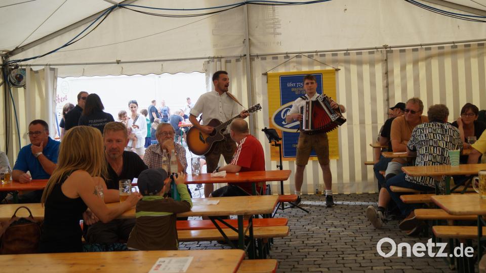 "Bene &amp; Ferdi" spielten im Zelt zünftig auf Bild: wel