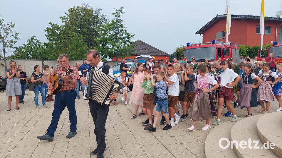 Das Schulfest wird wie eine Kirwa aufgezogen. Dazu muss unter musikalischer Begleitung auch ein Kirwabaum antransportiert werden. Bild: jua