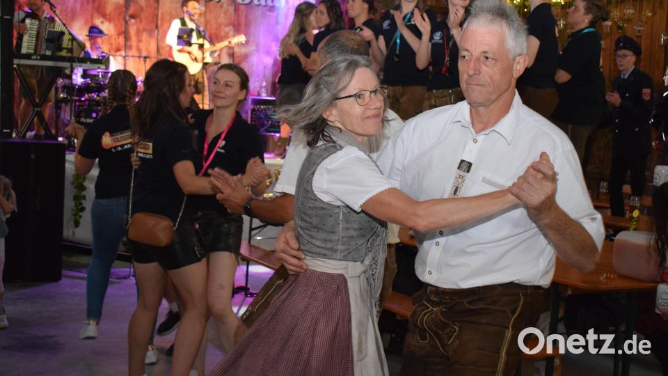 Die tolle Musik der &quot;Stockerholzer Buam&quot; lockte die Tanzpaare auf die Tanzfläche. Bild: bnr
