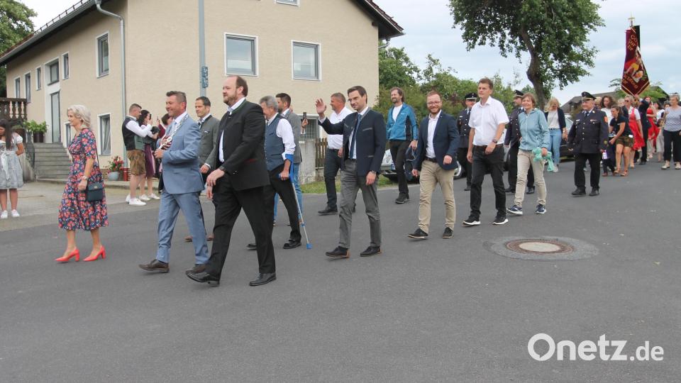 Kirchenzug mit den Festgästen. Bild: pi