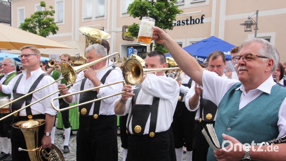 Ein Prosit auf ein erfolgreiches Bürgerfest. Rechts Franz Bartl, Dirigent der Stadtkapelle. Bild: kro