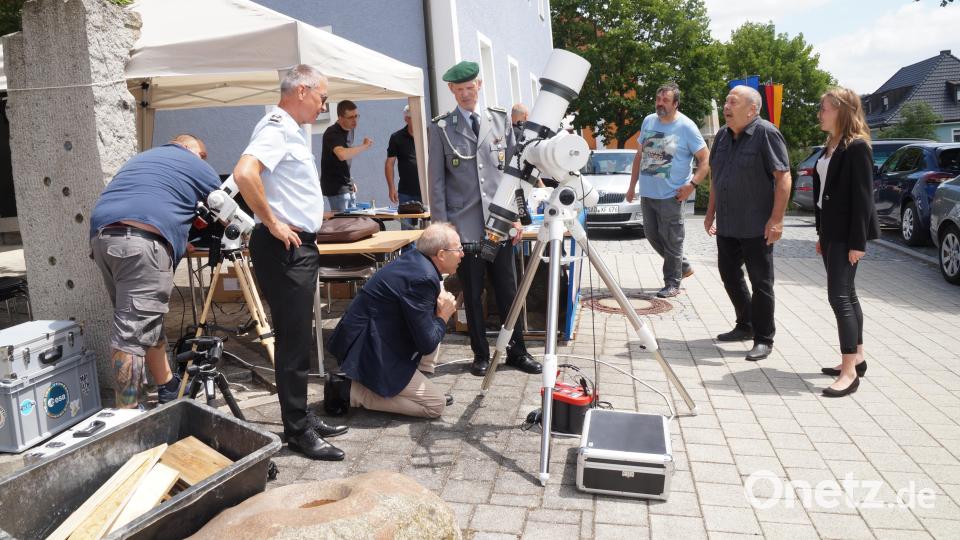 Der Schulleiter des Ortenburg-Gymnasiums, Ludwig Pfeiffer, blickte auch durch das Teleskop ins Weltall Bild: wel