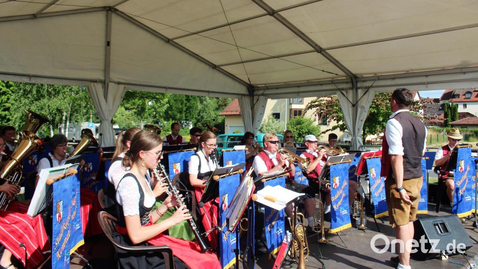 Mit bayerisch-böhmischer Blasmusik unterhielt die Kemnather Stadtkapelle Bild: stg
