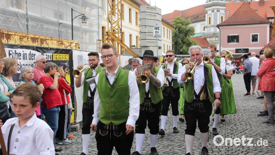 Die Stiftländer Jugend- und Blaskapelle beim Sternmarsch. Bild: kro