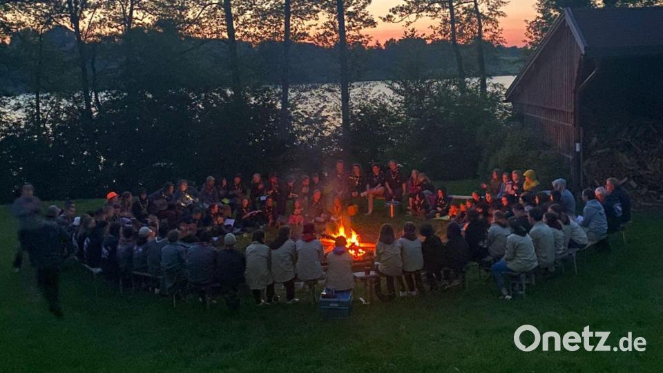 Beisammensein am großen Lagerfeuer. Bild: Pfadfinder Kulmain/exb