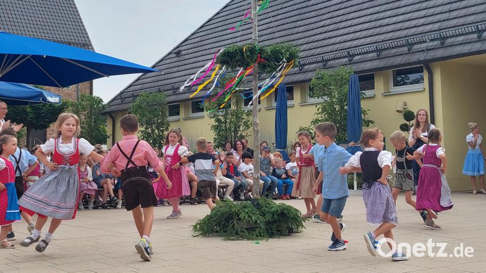 Der Tanz der Kinder um den Kirwabaum rundet das Baumaufstellen ab. Bild: jua