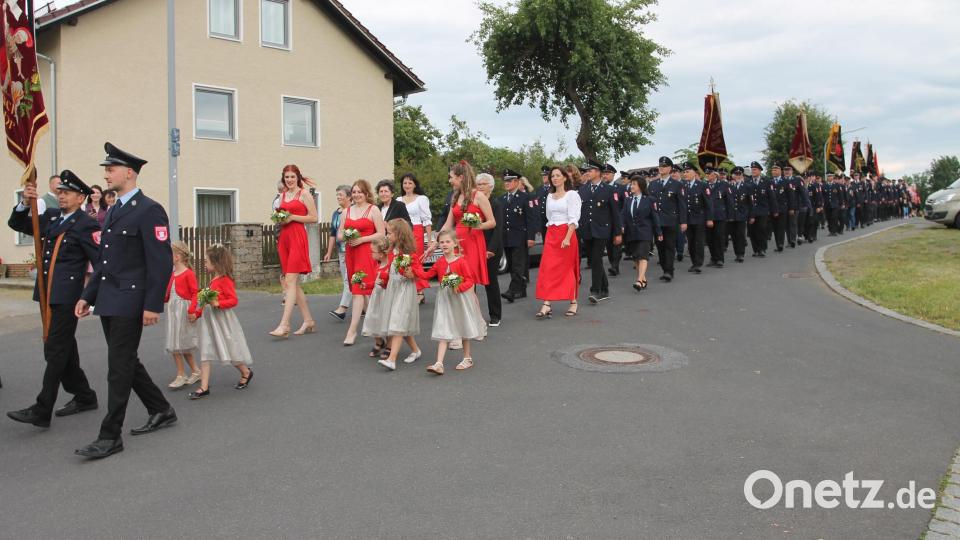 Die Jubelfeuerwehr mit den Festdamen Annalena Brey, Sarah Gaab und Theresa Stahl. Bild: pi