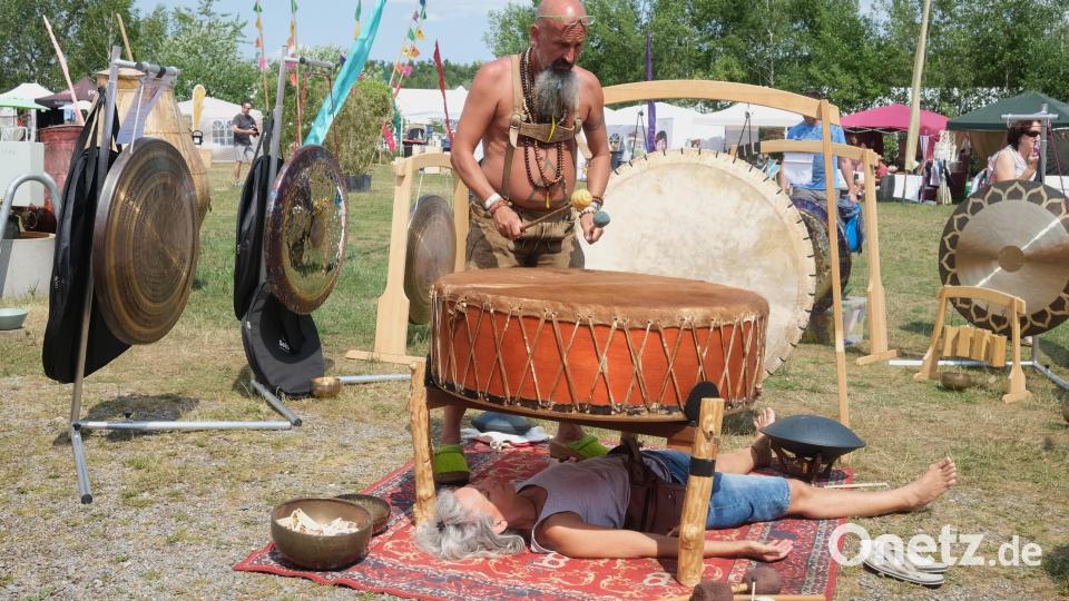 Mit seinen Klangschalen und Trommeln erzeugt Yoga-Lehrer Jürgen Huck heilende Schwingungen zur Therapie von Geist und Körper. Bild: Hirsch