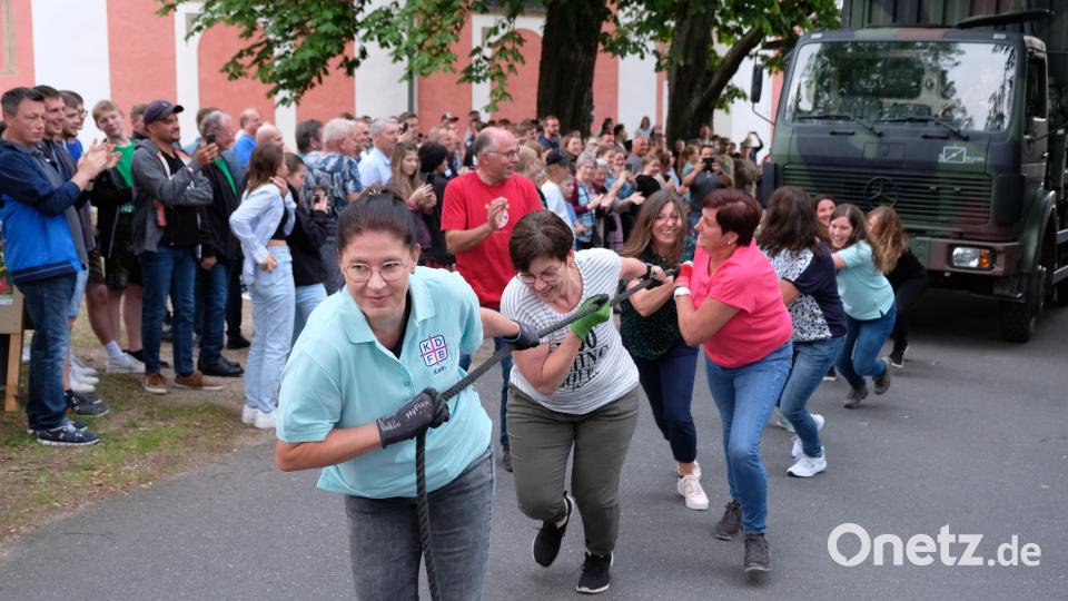 Auch die Damenmannschaft lässt ihre Muskeln spielen. In einer guten Zeit gelingt es, den Militärlaster über die Ziellinie zu schleppen. Bild: do