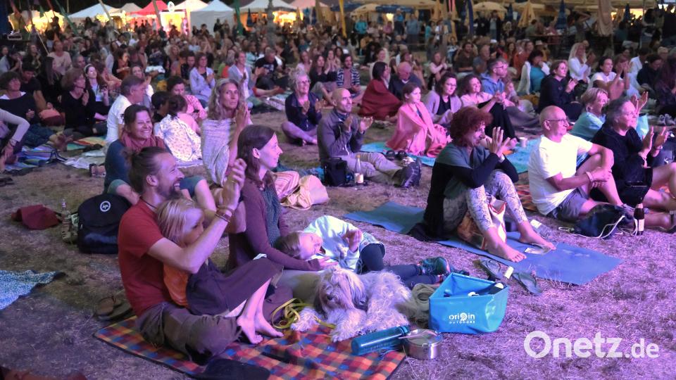 Spirituelle Klänge beim Yoga-Sound-Sea-Festival am Steinberger See: Bis zu 1500 Besucher kamen zu den Abendkonzerten auf das Gelände am Movin&#039;Ground. Bild: Hirsch
