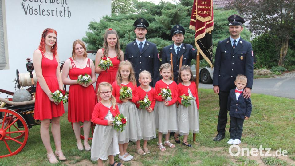Die Festdamen mit den Festkindern. Bild: pi