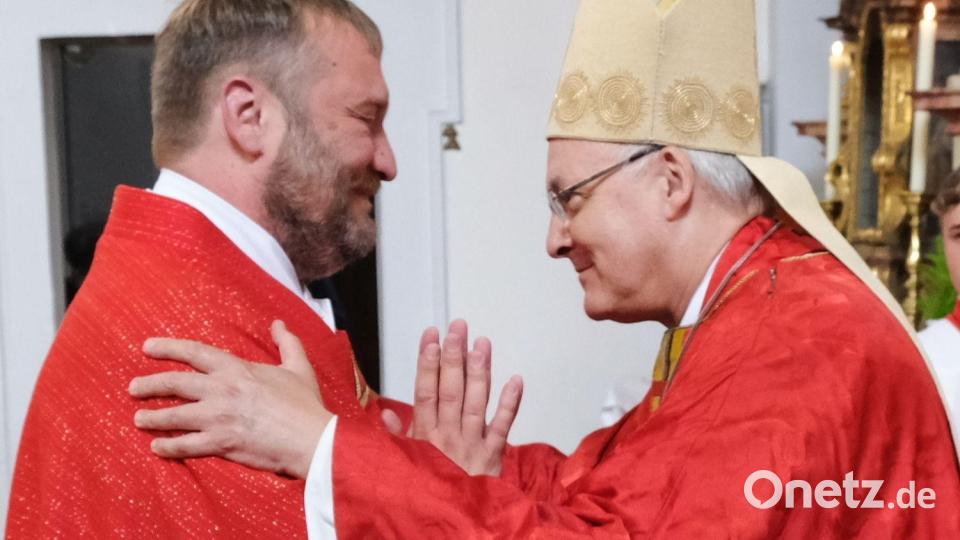 Bischof Rudolf Voderholzer gratuliert dem Neupriester Pater Vinzenz Schlosser. Bild: mab