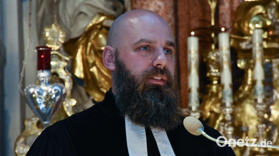 Pfarrer David Scherf redete den Gläubigen ins Gewissen und sprach sich für mehr Menschlichkeit aus. Bild: Stephan Huber