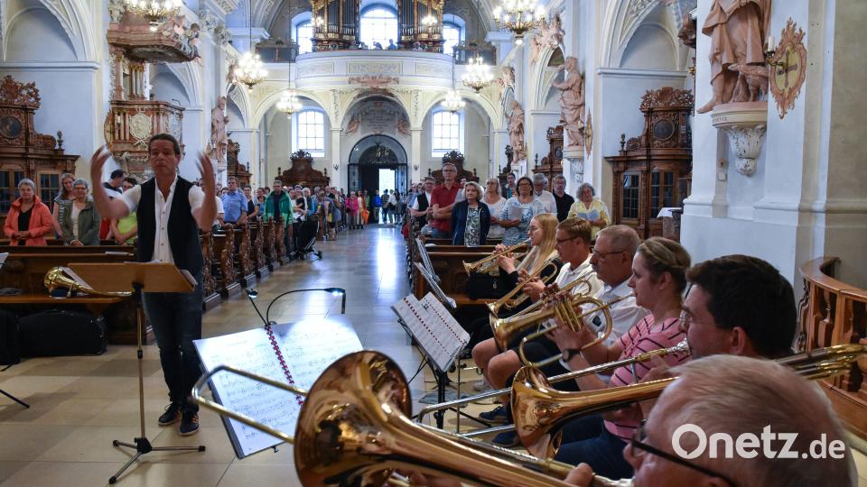 Die ökumenische Andacht fand wegen des Dauerregens nicht im Freien statt. Die musikalische Gestaltung übernahmen der Kirchenchor der Pfarrei Hl. Familie und der evangelische Posaunenchor. Bild: Stephan Huber