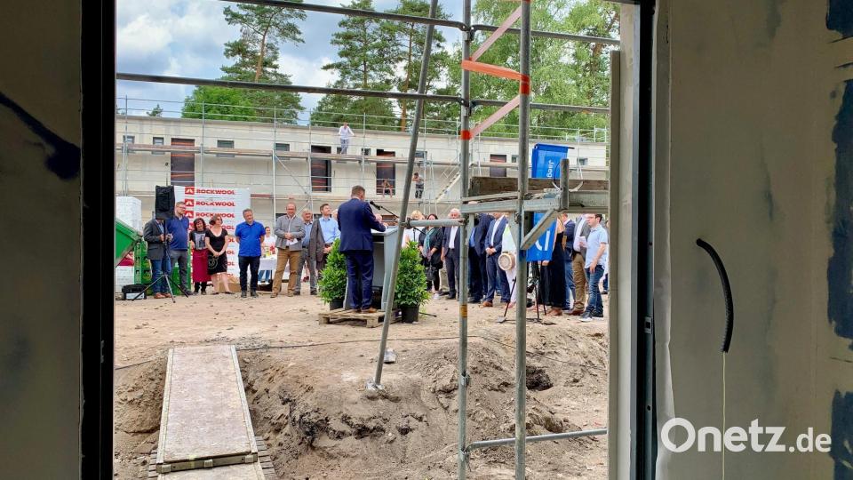 Oberbürgermeister Jens Meyer spricht beim Richtfest für die neue Obdachlosenunterkunft in der Schustermooslohe. Bild: Gabi Schönberger