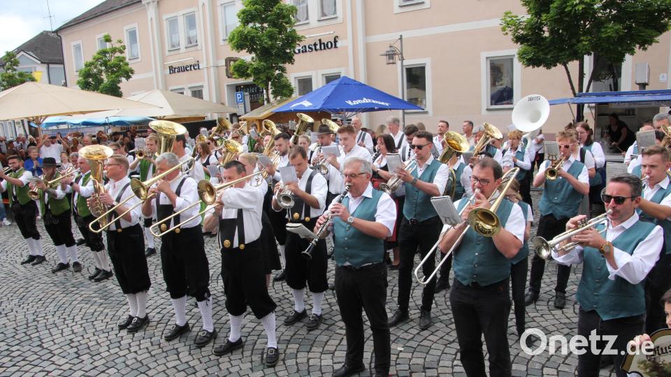 Alle drei Musikkapellen spielten gemeinsam den Laridah-Marsch. Bild: kro