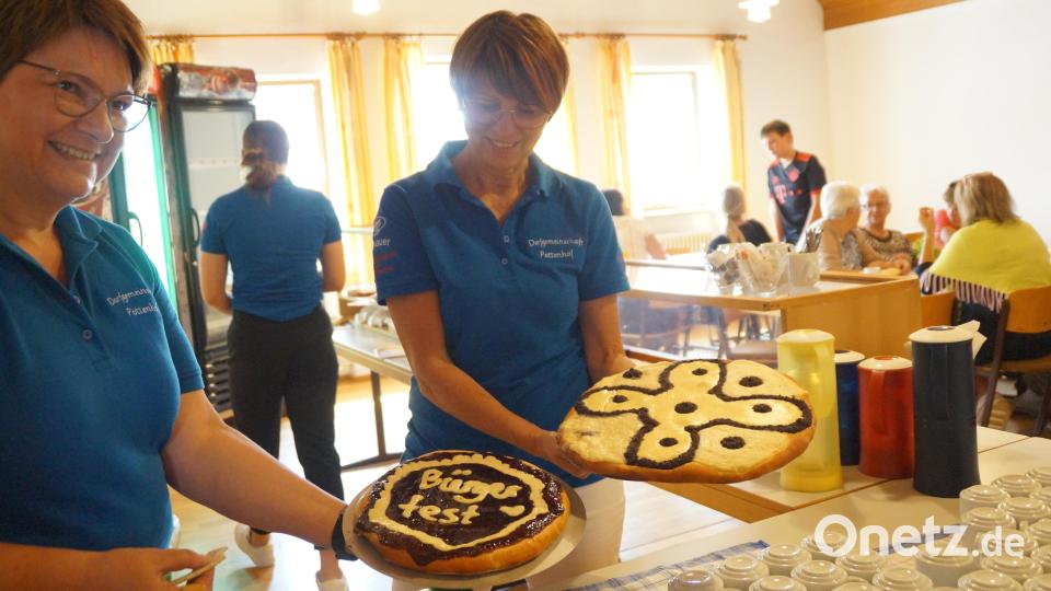 Gut 30 Schmier- und Zuckerkuchen wurden im Holzbackofen in Pottenhof gebacken und im Pfarrheim verkauft Bild: wel