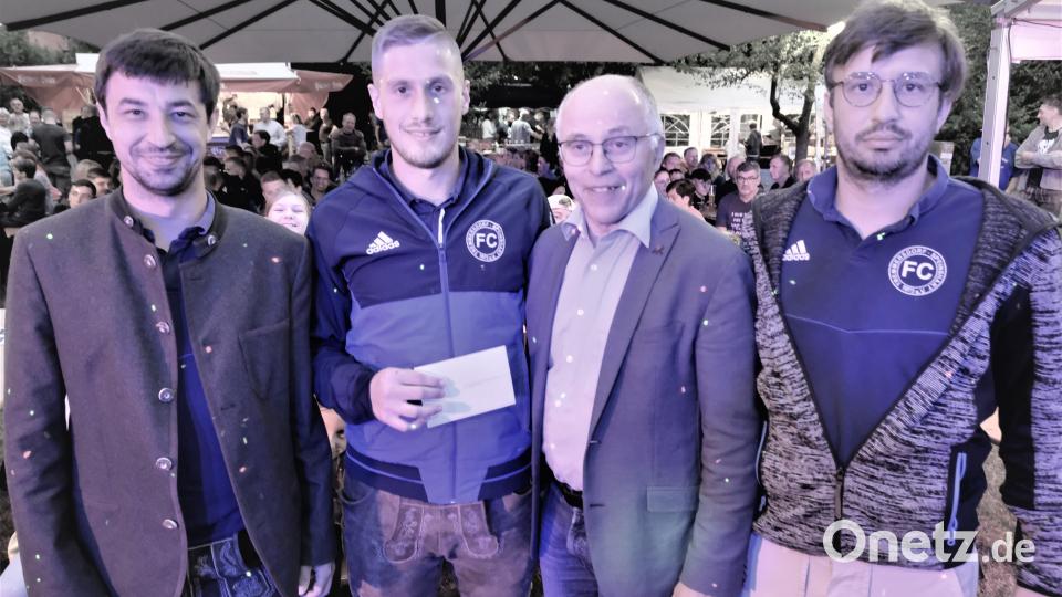 Am Abend des ersten Bürgerfesttags ehrt Bürgermeister Alber Nickl erfolgreiche Sportler. Glückwünsche gingen auch an den FC Tremmersdorf/Speinshart zum Kreisliga-Vizemeistertitel. Bild: do