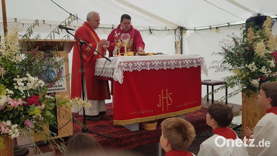 Pfarrer Udo Klösel zelebriert mit Diakon Herbert Sturm den Festgottesdienst zum Patrozinium der Pfarrkirche Petrus und Paulus. Bild: gi
