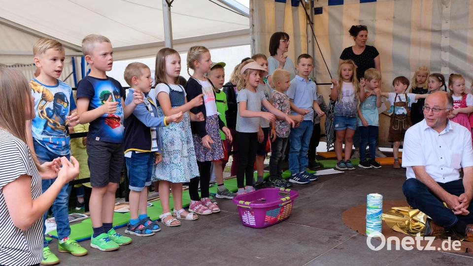 Die Kindergartenkinder gratulieren &quot;ihrem Chef&quot; nachträglich mit einem Ständchen zum runden Geburtstag Bild: do